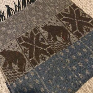 Excellent quality Bill Blass Country scarf
